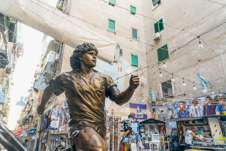 La statue de Maradona à Naples