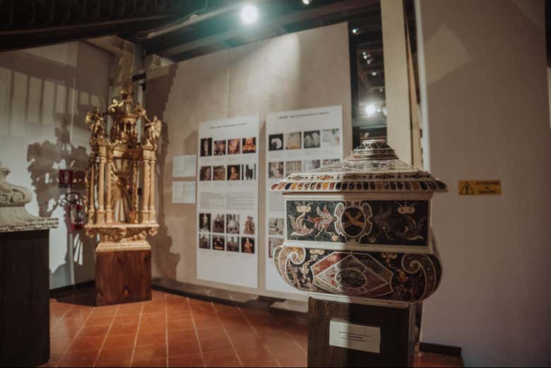 Exposition à l'intérieur du cloître de Santa Chiara