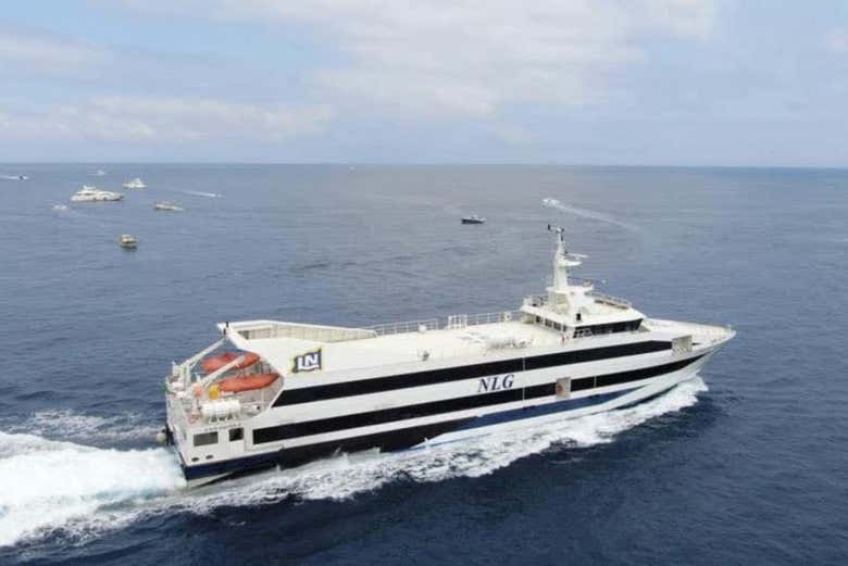 Ferry navegando hacia Sorrento