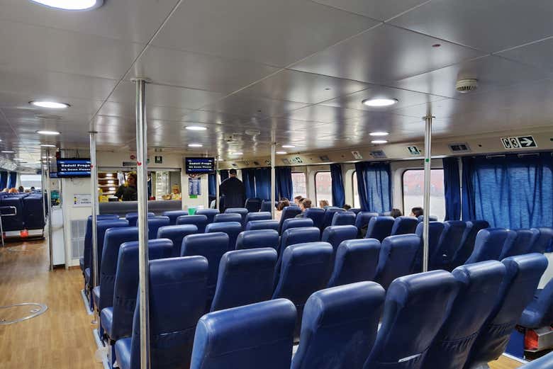 Asientos en el interior del ferry entre Nápoles y Sorrento