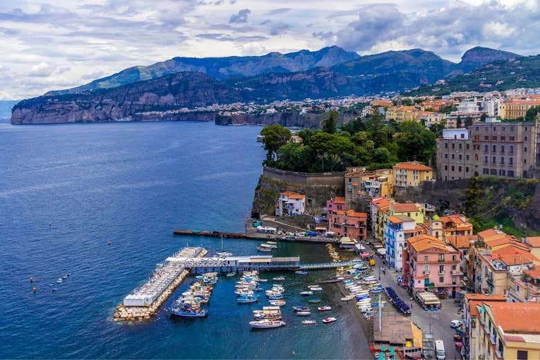 Acantilados y puerto deportivo de Sorrento