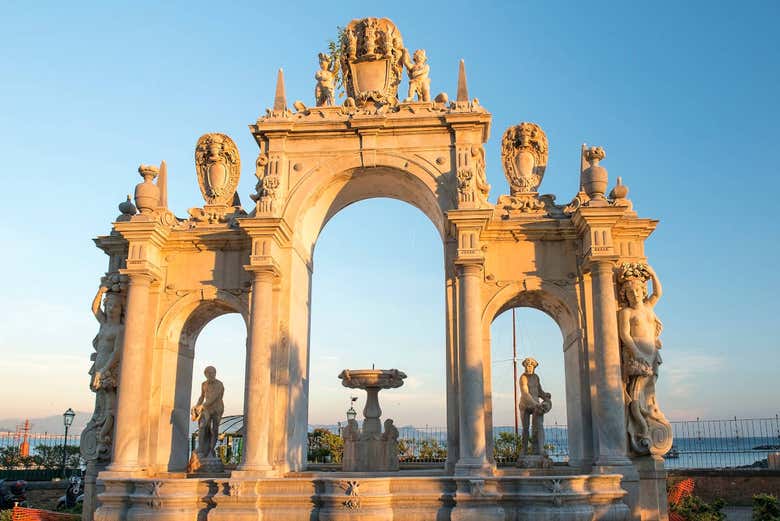 Discover the majestic fountain