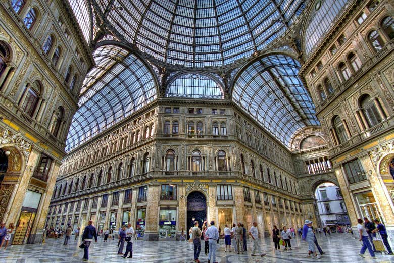 L'interno della Galleria Umberto I