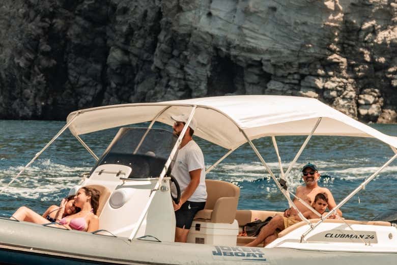 A bordo del gommone vicino alle scogliere del golfo