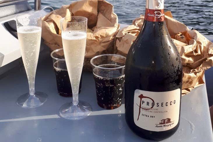 Prosecco, bibite e stuzzichini a bordo