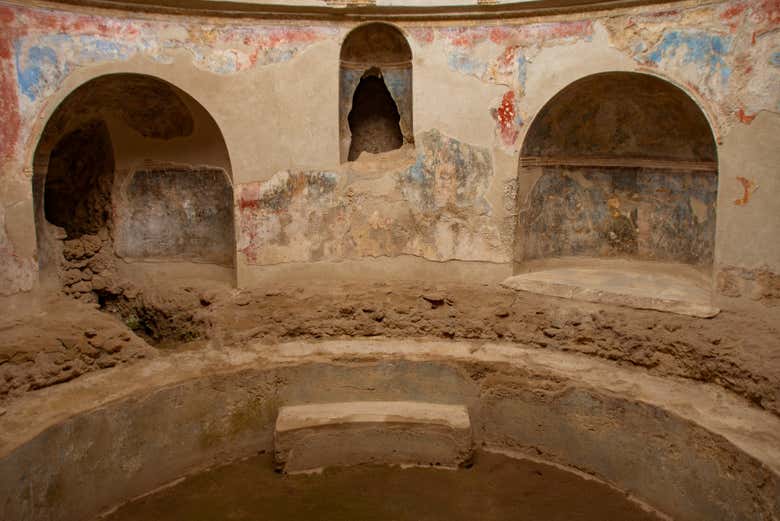 Frescos y murales en una antigua habitación de Pompeya