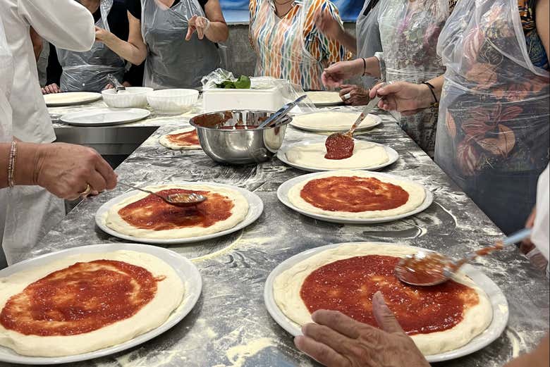 Añadiendo ingredientes a la pizza napolitana