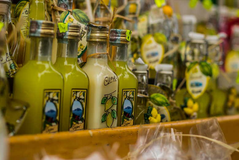Limoncello, um dos produtos típicos de Sorrento