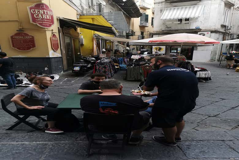 Sentado na mesa de um estabelecimento de Nápoles