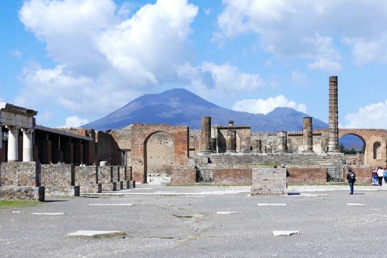Pompeya con el Vesubio de fondo