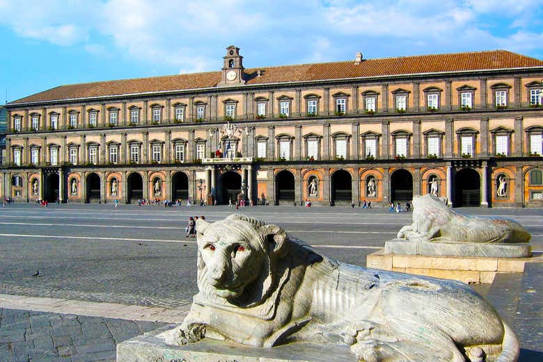 Em frente do Palácio Real
