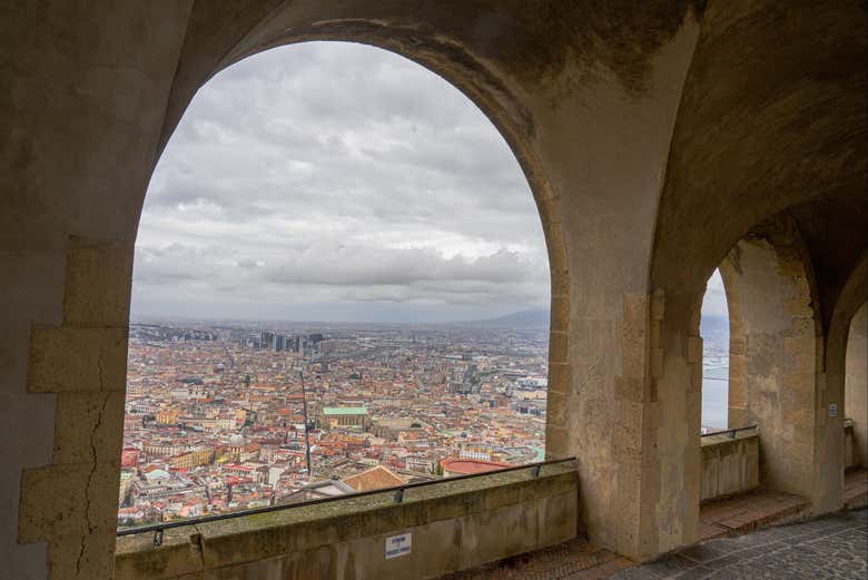 Il panorama di Napoli visto dal belvedere del castello
