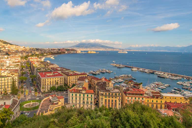 Le Vésuve surplombant le golfe de Naples