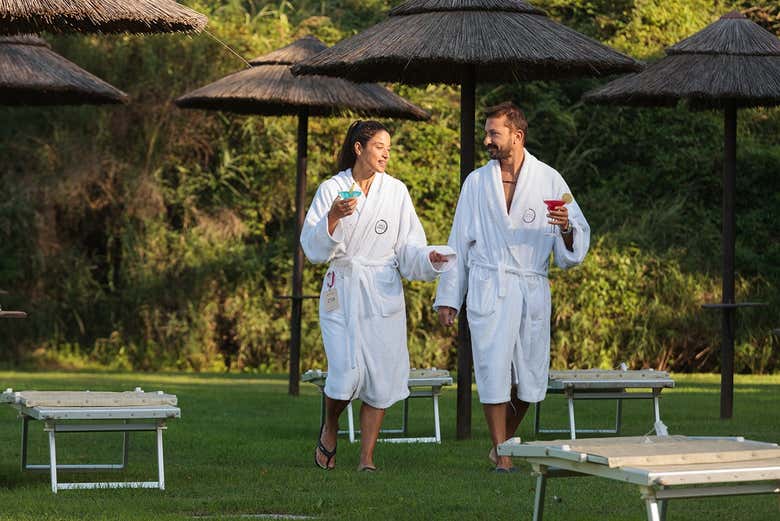 Un couple en train de déguster un cocktail aux thermes