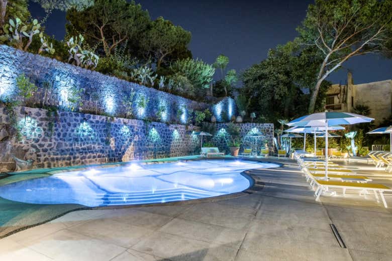 Piscina iluminada en la noche 