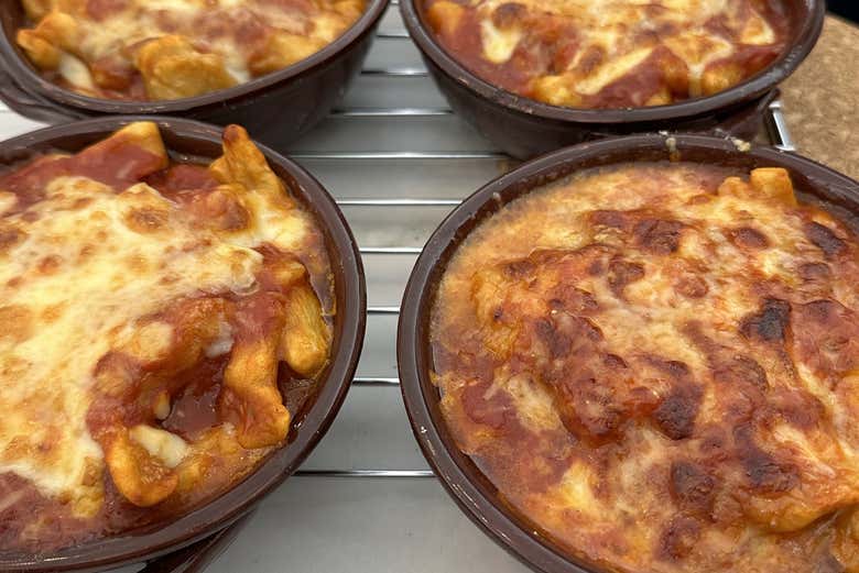 Un délicieux plat de pâtes gratinées
