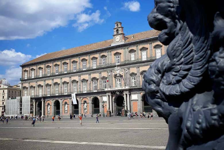 El palacio frente a la Piazza del Plebiscito