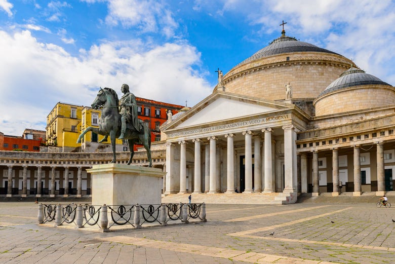 La Piazza del Plebiscito es una de las grandes plazas de Nápoles