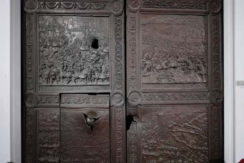 Puerta de bronce expuesta en la colección permanente