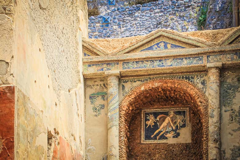 Descubriendo mosaicos en la antigua ciudad de Pompeya