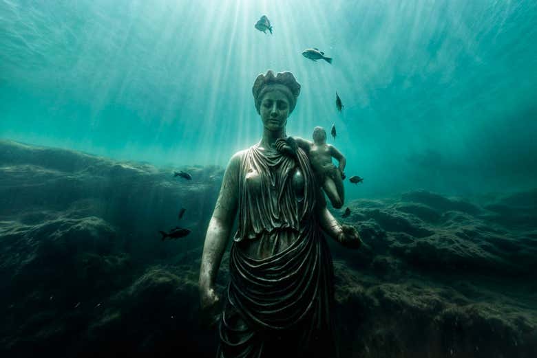 Sculpture d'une femme et d'un enfant