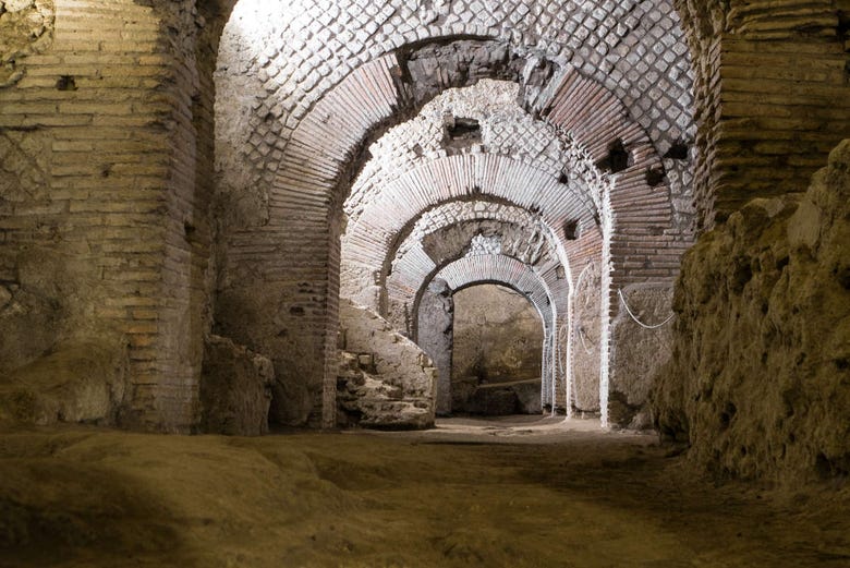 Recorriendo los subterráneos de la basílica de San Lorenzo