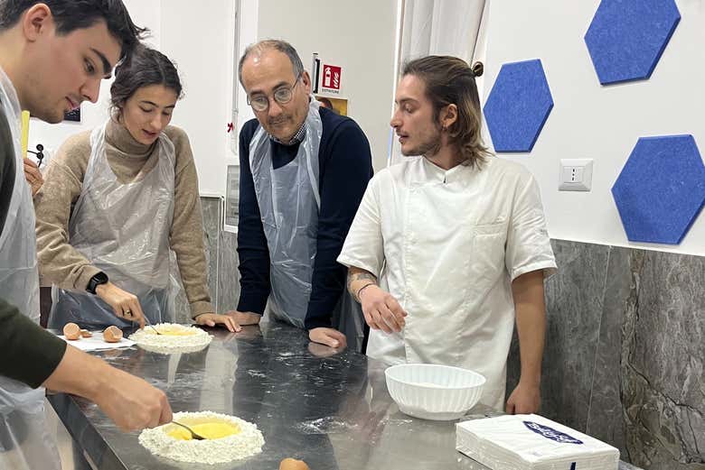 Disfrutando del taller de pasta casera en Nápoles