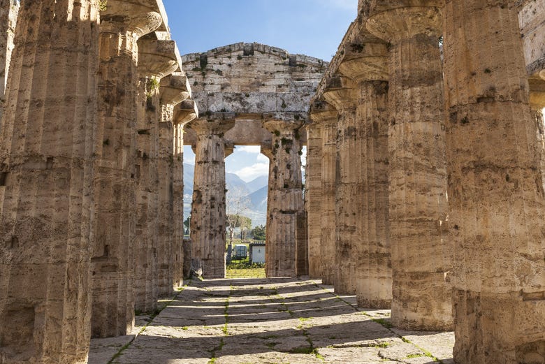 Admirando o Templo de Netuno no sítio arqueológico de Paestum
