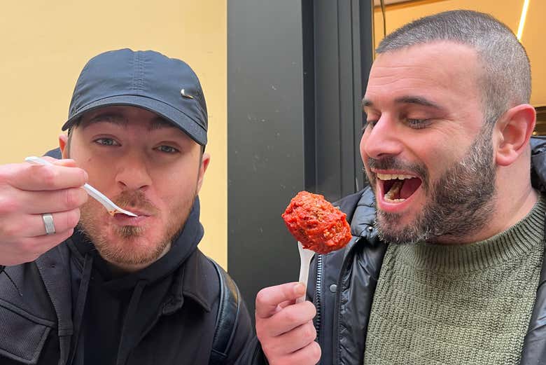 Probando unas albóndigas con salsa de carne