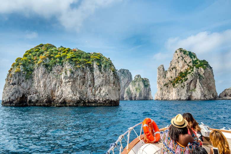 Boat tour around the Faraglioni rocks