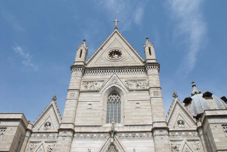 Admirando la fachada de la catedral de Nápoles