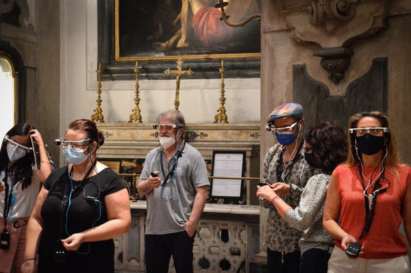 Entrada a la iglesia Pio Monte della Misericordia con gafas de realidad virtual