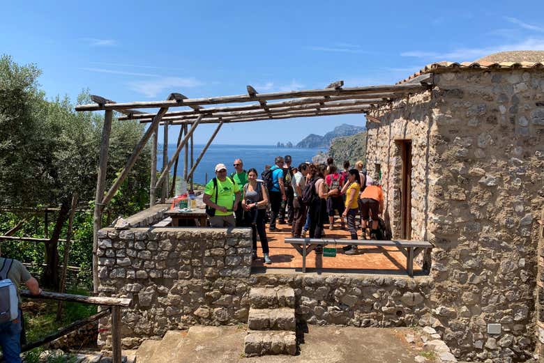 Foto di gruppo nell'attività di trekking alla Baia di Ieranto