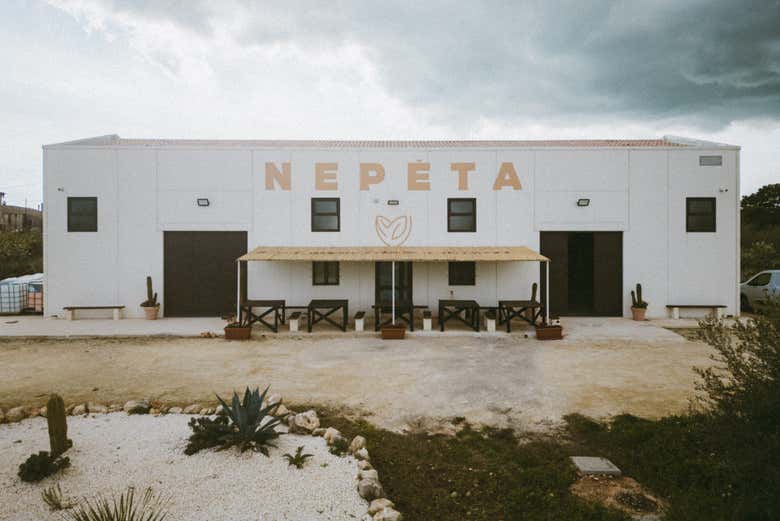 A fachada da destilaria Casa Nepeta