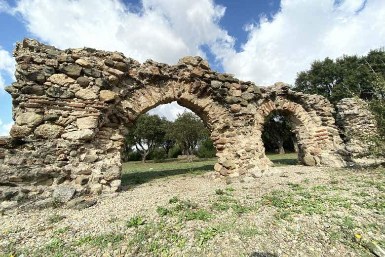 Contemplez l'aqueduc romain d'Olbia