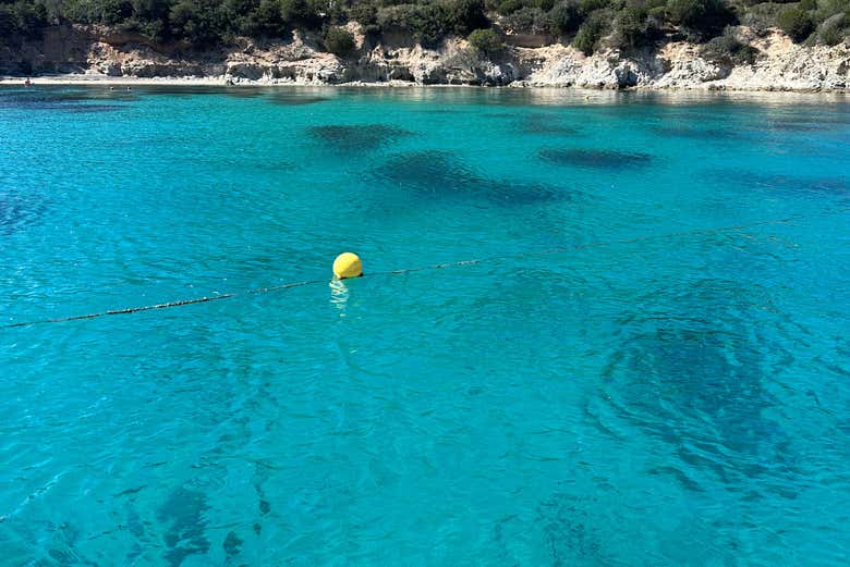 Aguas claras de la costa de Cerdeña