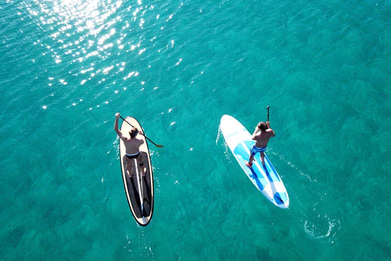 Disfrutando de la experiencia de practicar paddle surf
