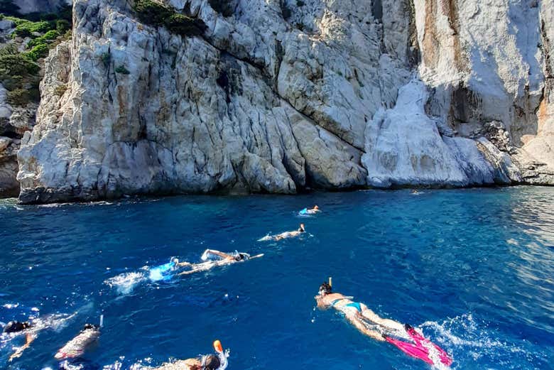 Groupe de visiteurs faisant du snorkeling à Tavolara
