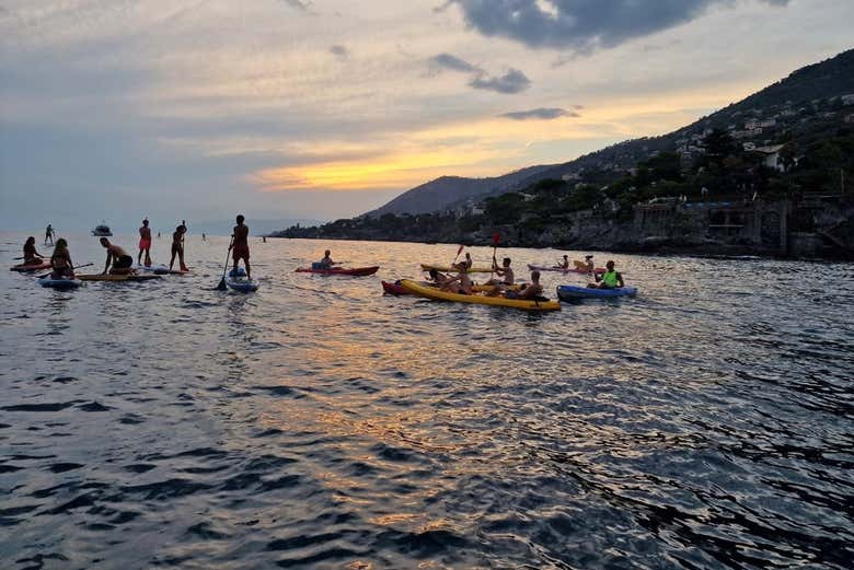 Paddle surf ao entardecer