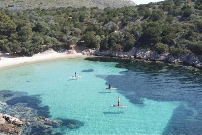 Águas cristalinas de uma praia