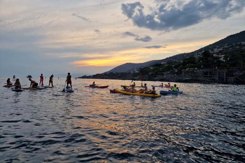 El grupo practicando paddle surf al amanecer