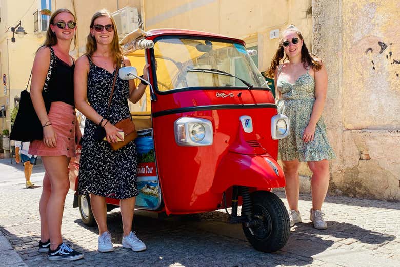 Un gruppo di turisti sorridenti davanti al nostro tuk tuk, pront