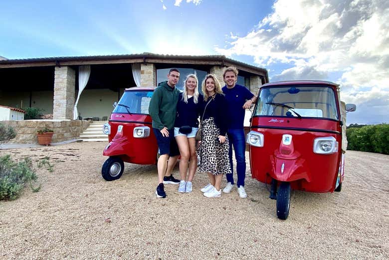 Deux couples se photographiant devant la cave