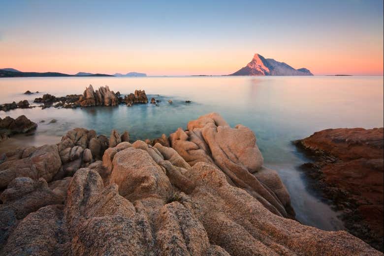 Enseada ao pôr do sol na ilha de Tavolara
