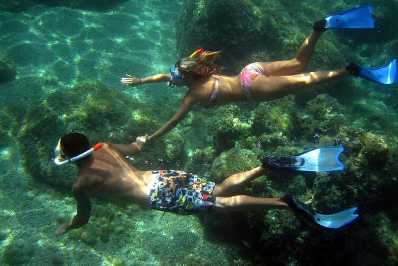 Couple faisant du snorkeling à Tavolara
