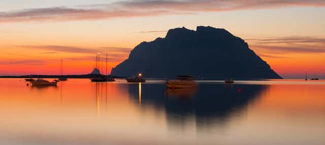 Balade en bateau au coucher du soleil avec apéritif + Dîner à Costa Corallina