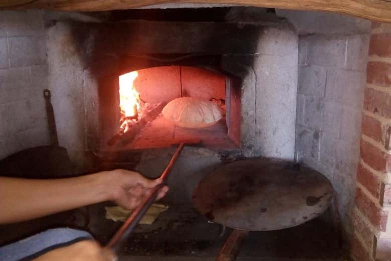 Cocinando el pan carasau en el horno