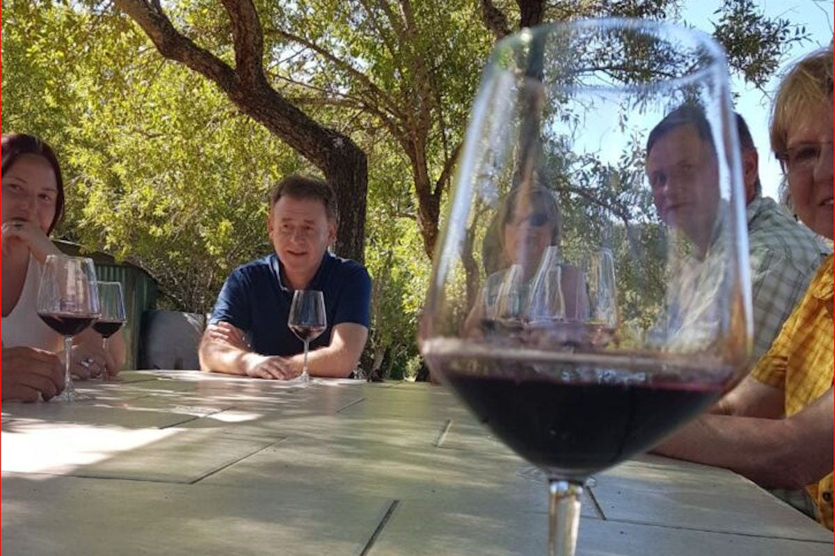 Disfrutando de la cata de vino