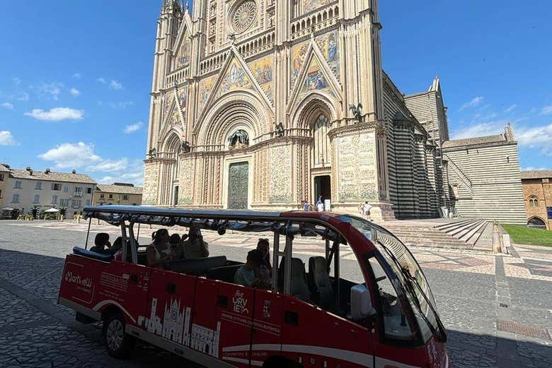 Pasando junto a la Catedral de Santa Maria Assunta