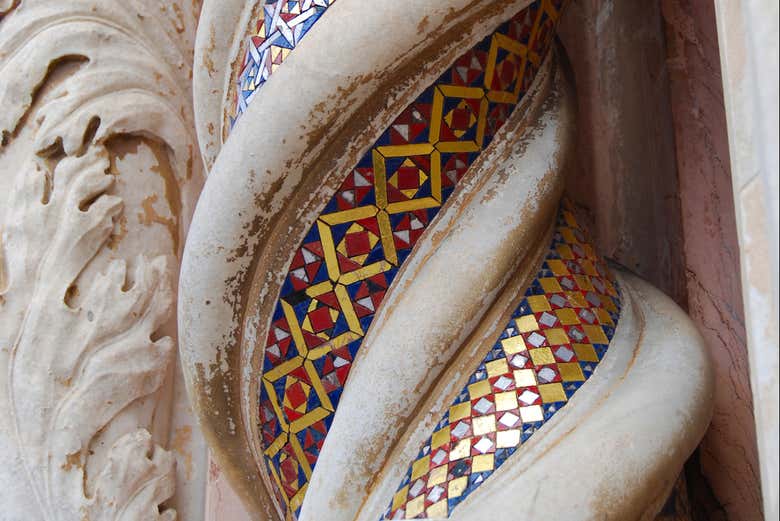 Detalle decorativo de las columnas 